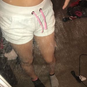 FREE WITH A BUNDLE OF 2+ items 😊White shorts